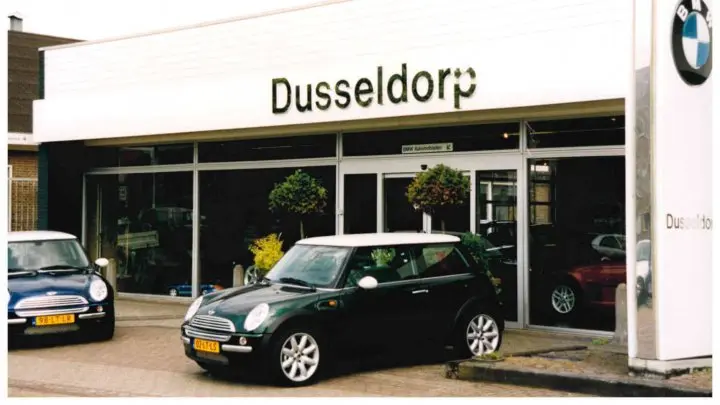 MINI-auto voor een showroom in Dusseldorp